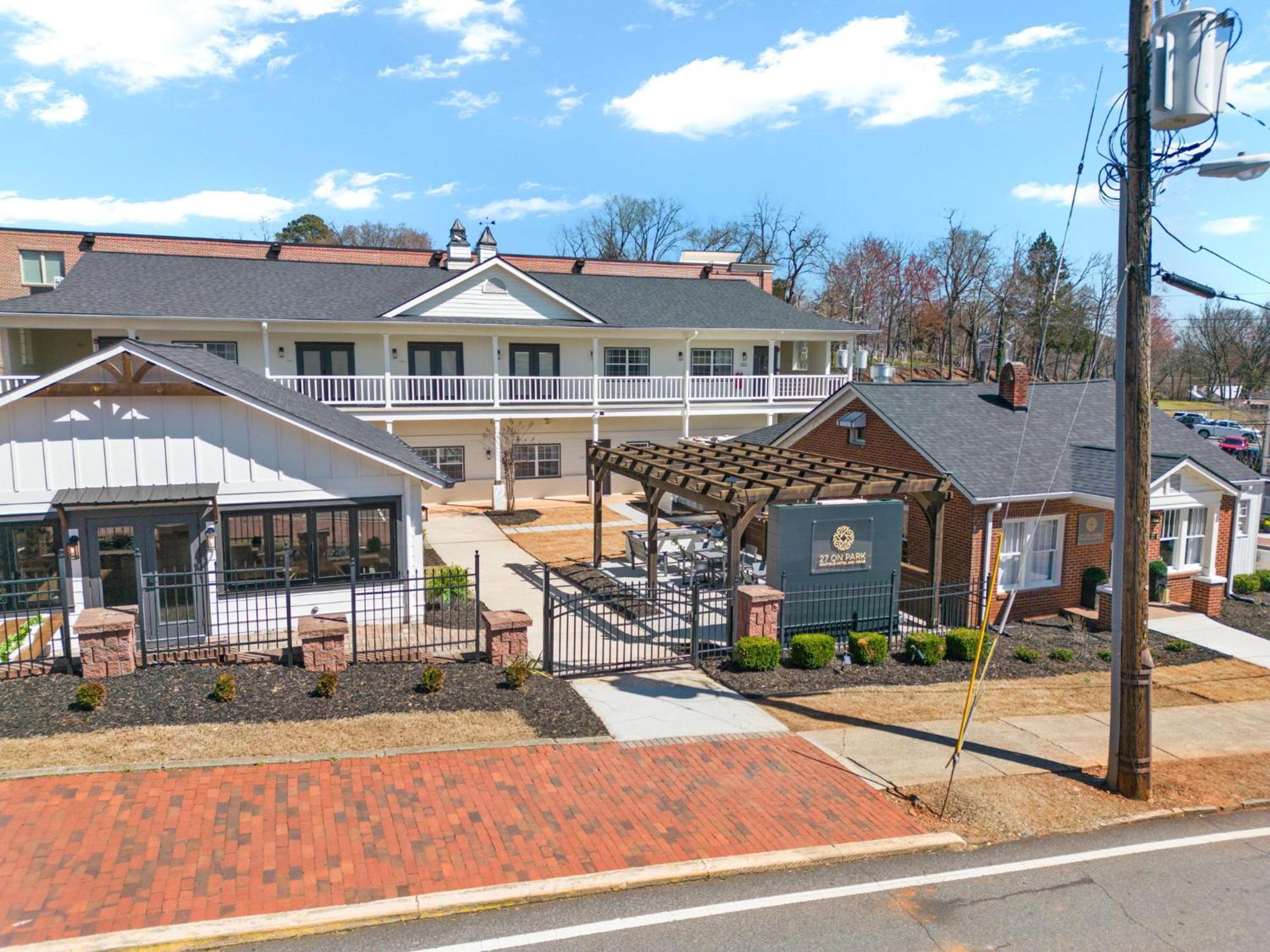 27 On Park Boutique Hotel & Venue Dahlonega Bagian luar foto